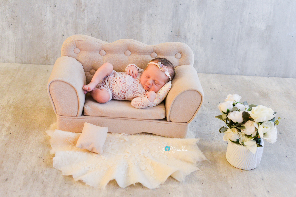 fotografia de bebê dormindo no sofá maringá