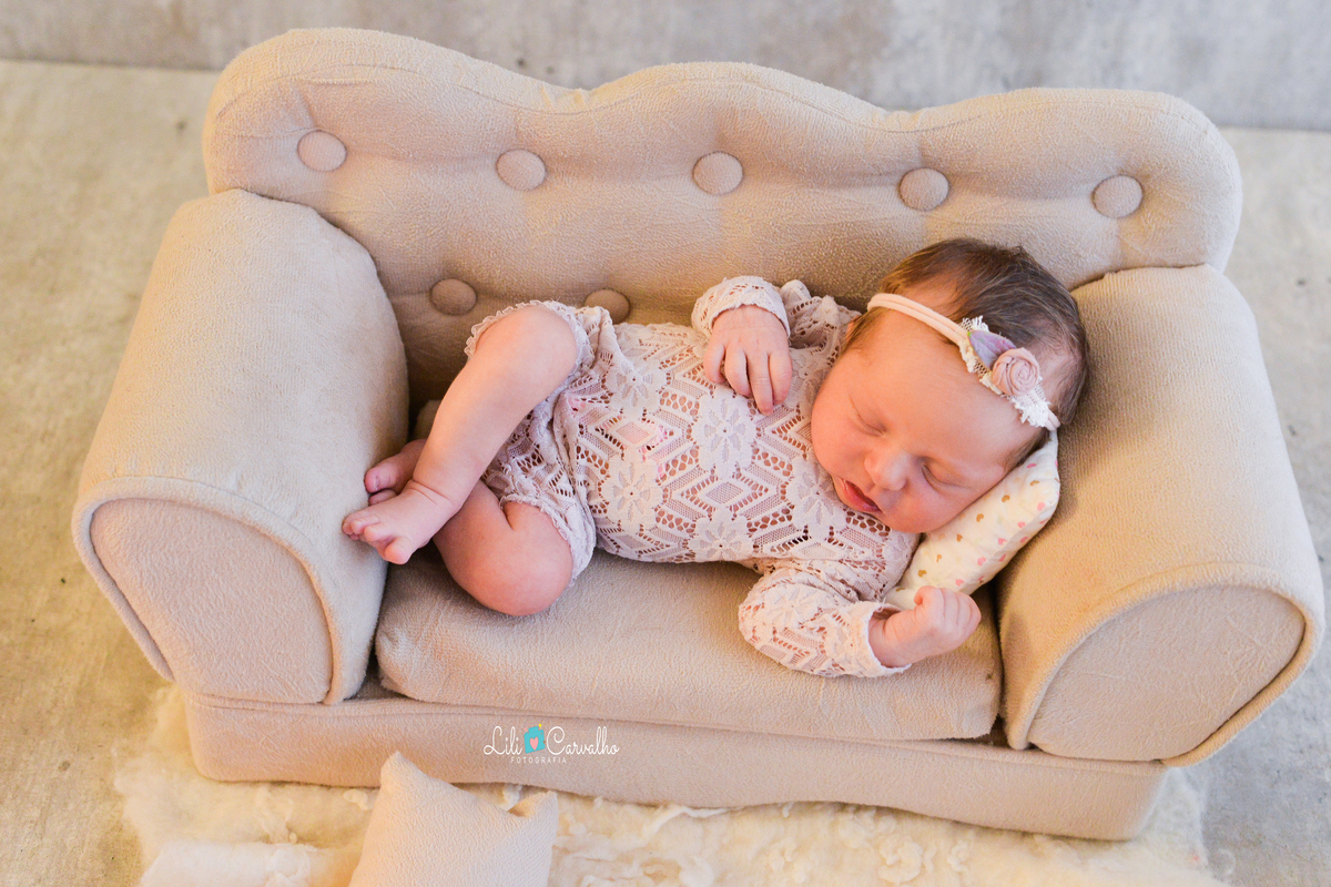 fotografia de bebê dormindo no sofá linda