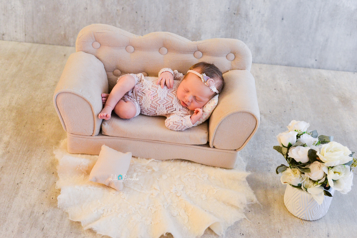 fotografia de bebê dormindo no sofá