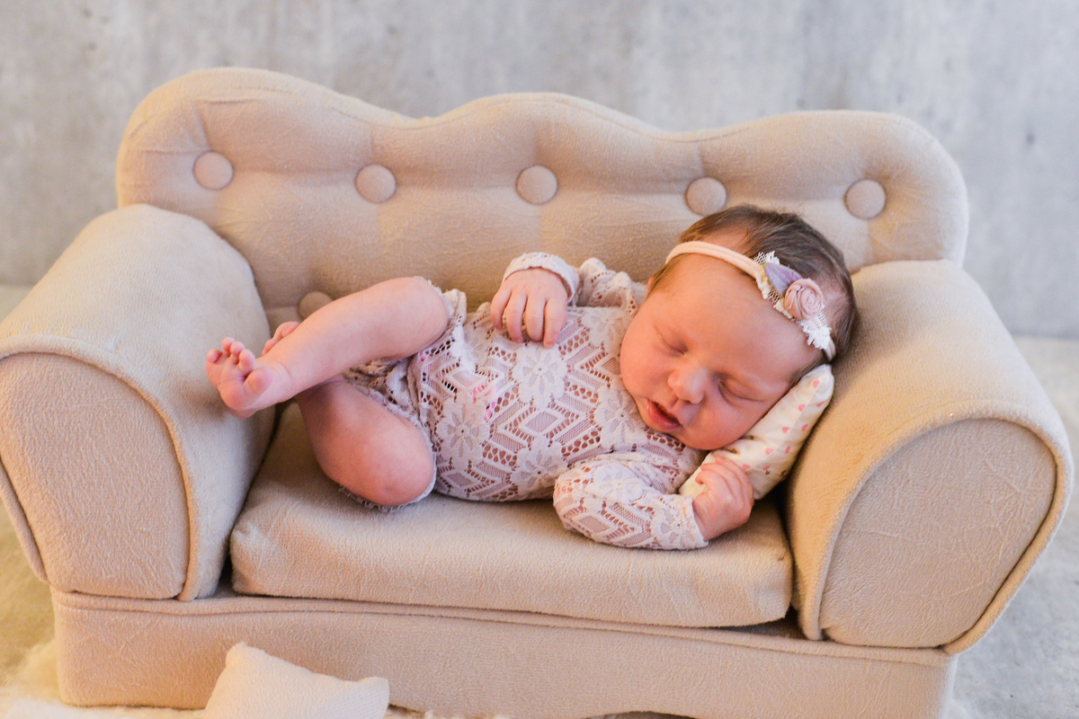 fotografia de bebê dormindo no sofá