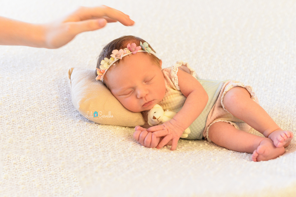 irmã colocando mão na irmã dormindo