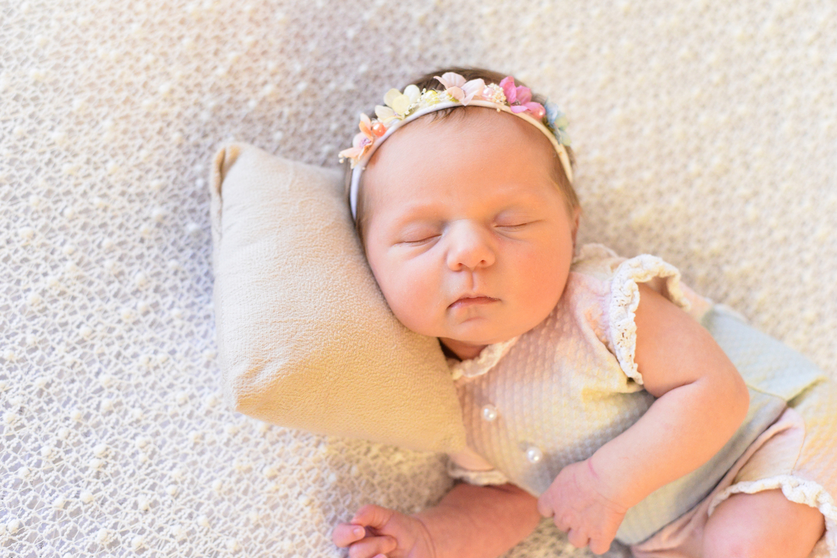 fotografia de bebê dormindo no sofá, foto clara 