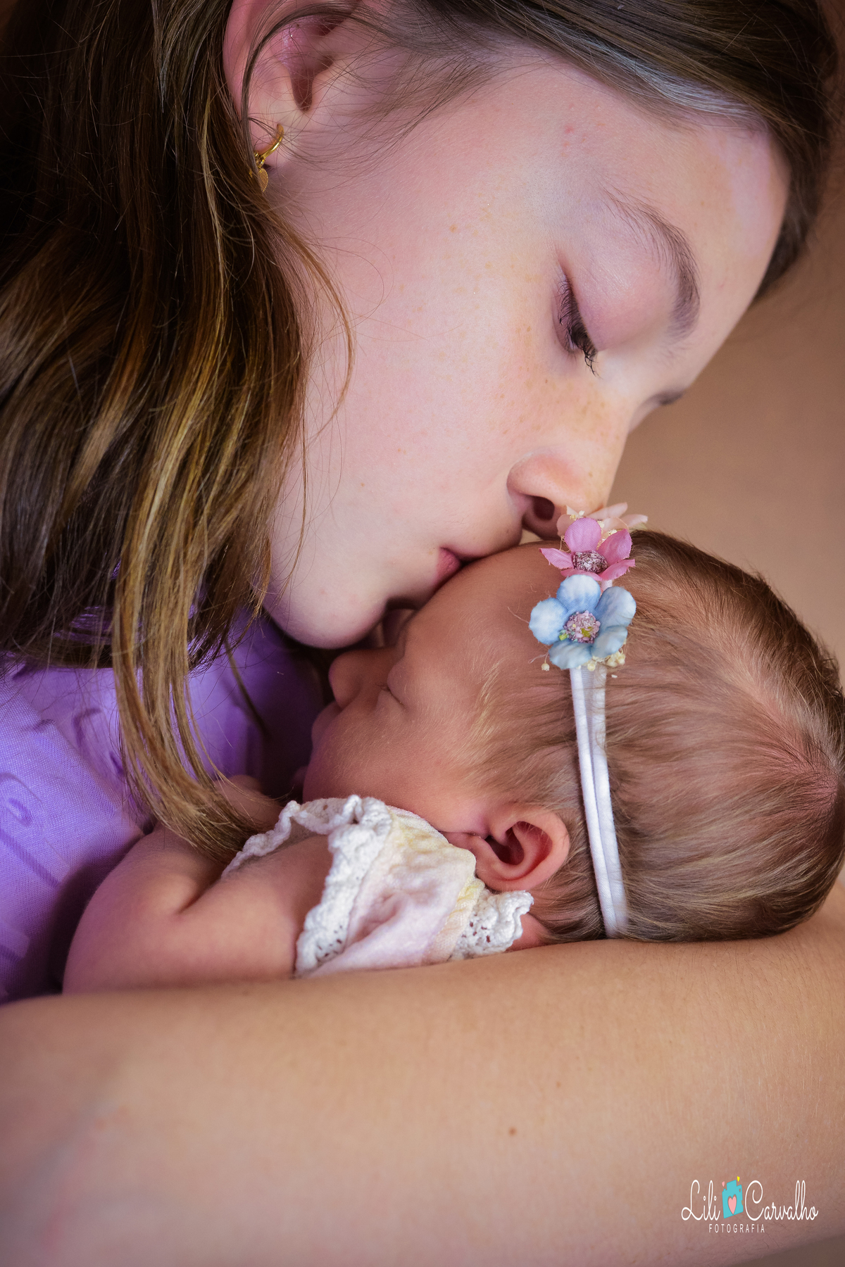 irmã beija bebê recem nascida