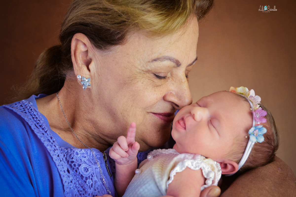 avó beijando neta