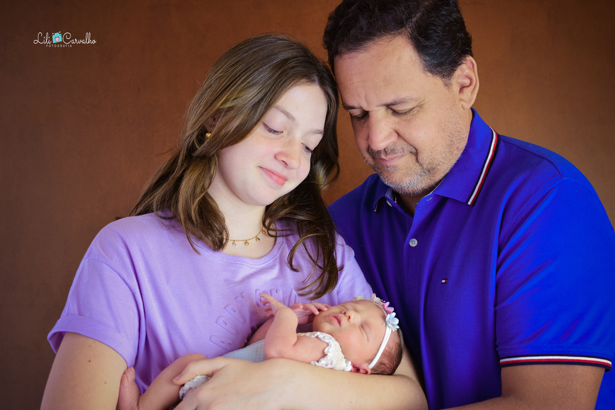 irmã  bebê recem nascida  e pai