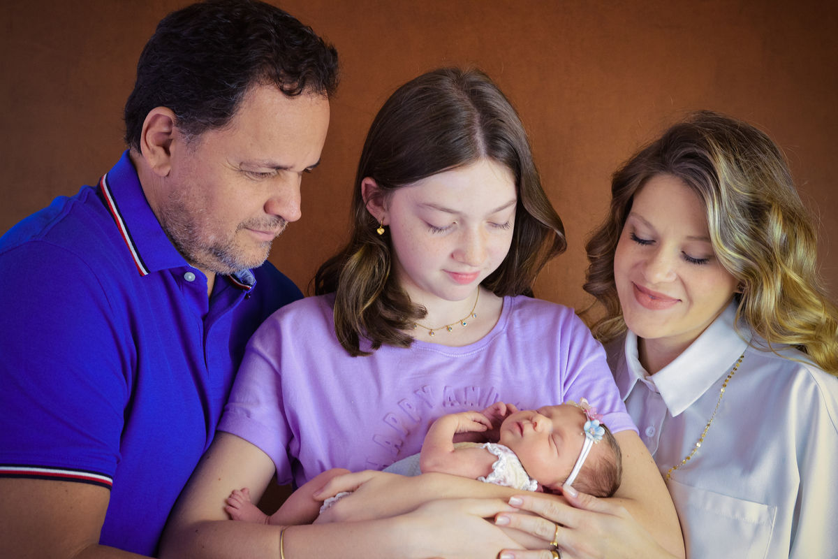 pai, mãe, filha  e bebê recem nascida