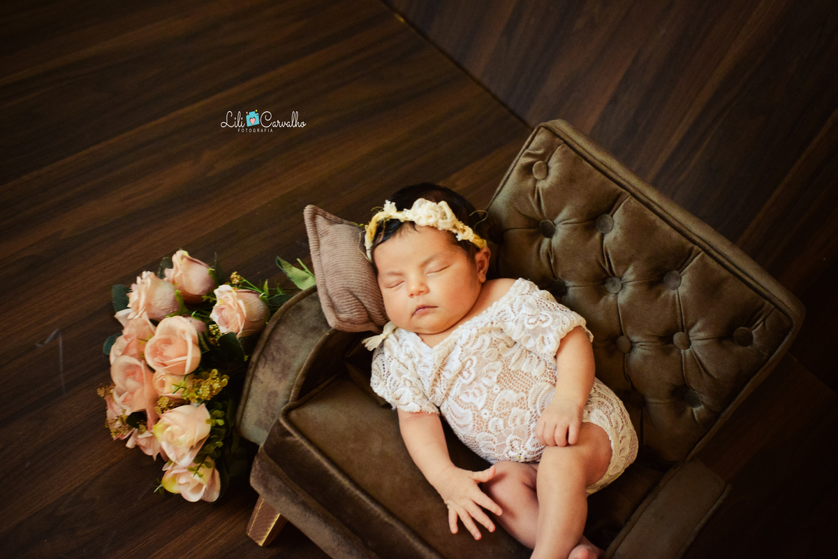 ensaio fotografico newborn feito em estudio em Maringá, recem nascida  sofa marrom