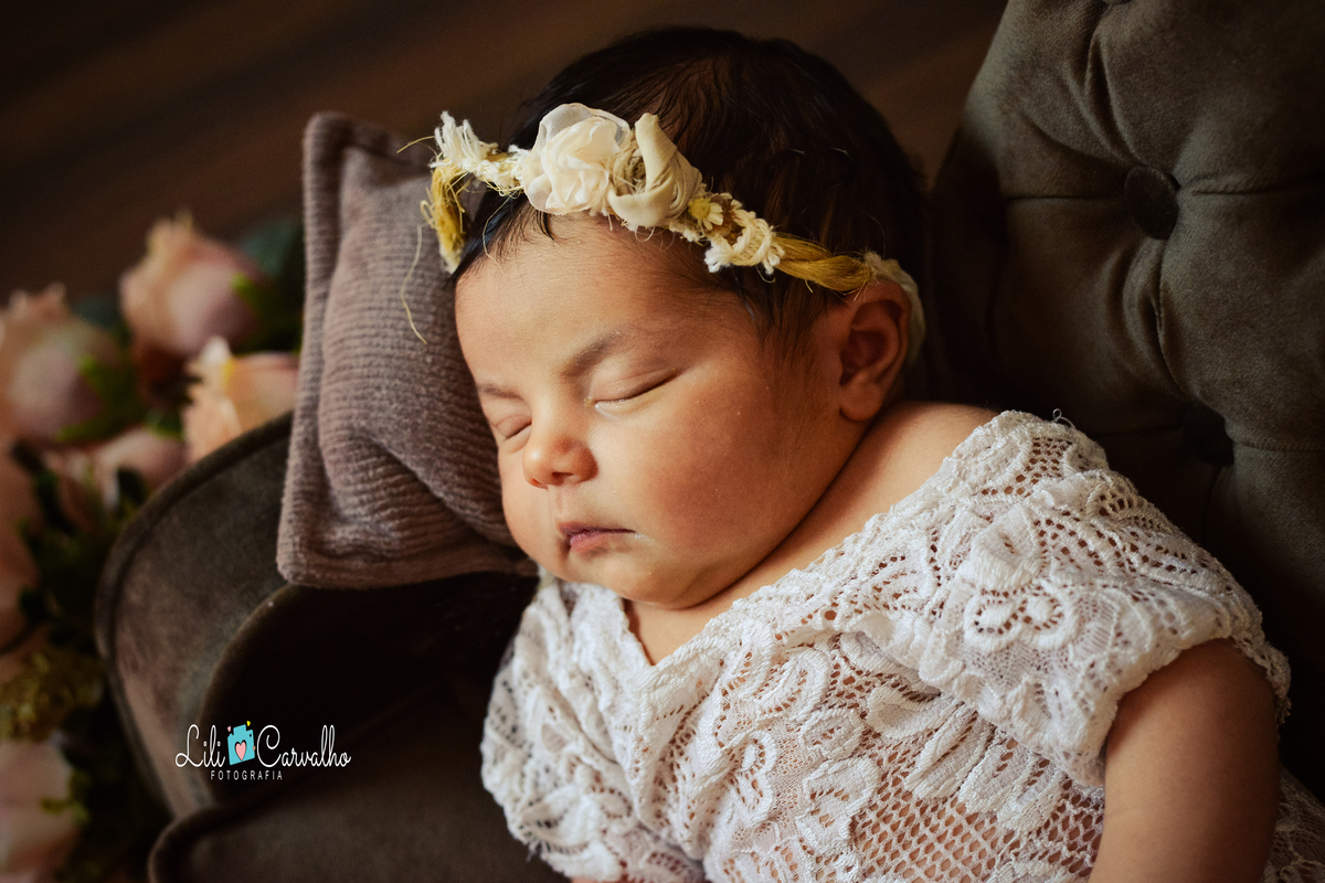ensaio fotografico newborn feito em estudio em Maringá, recem nascida  rosto da bebe