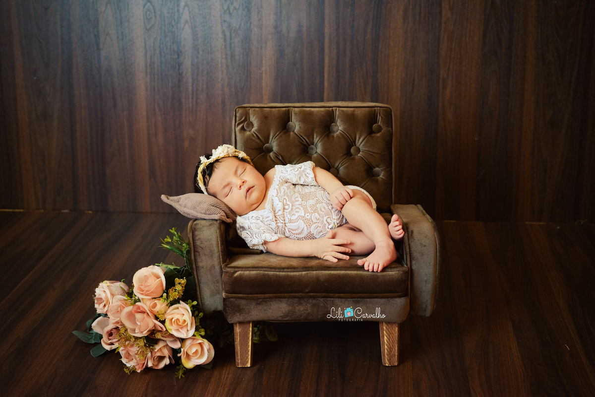ensaio fotografico newborn feito em estudio em Maringá, recem nascida  dormindo