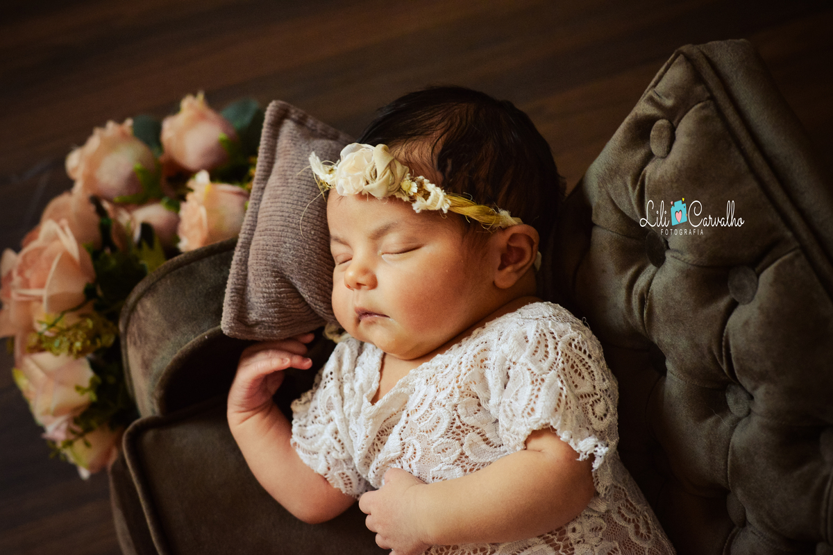 ensaio fotografico newborn feito em estudio em Maringá, recem nascida  ladinho 