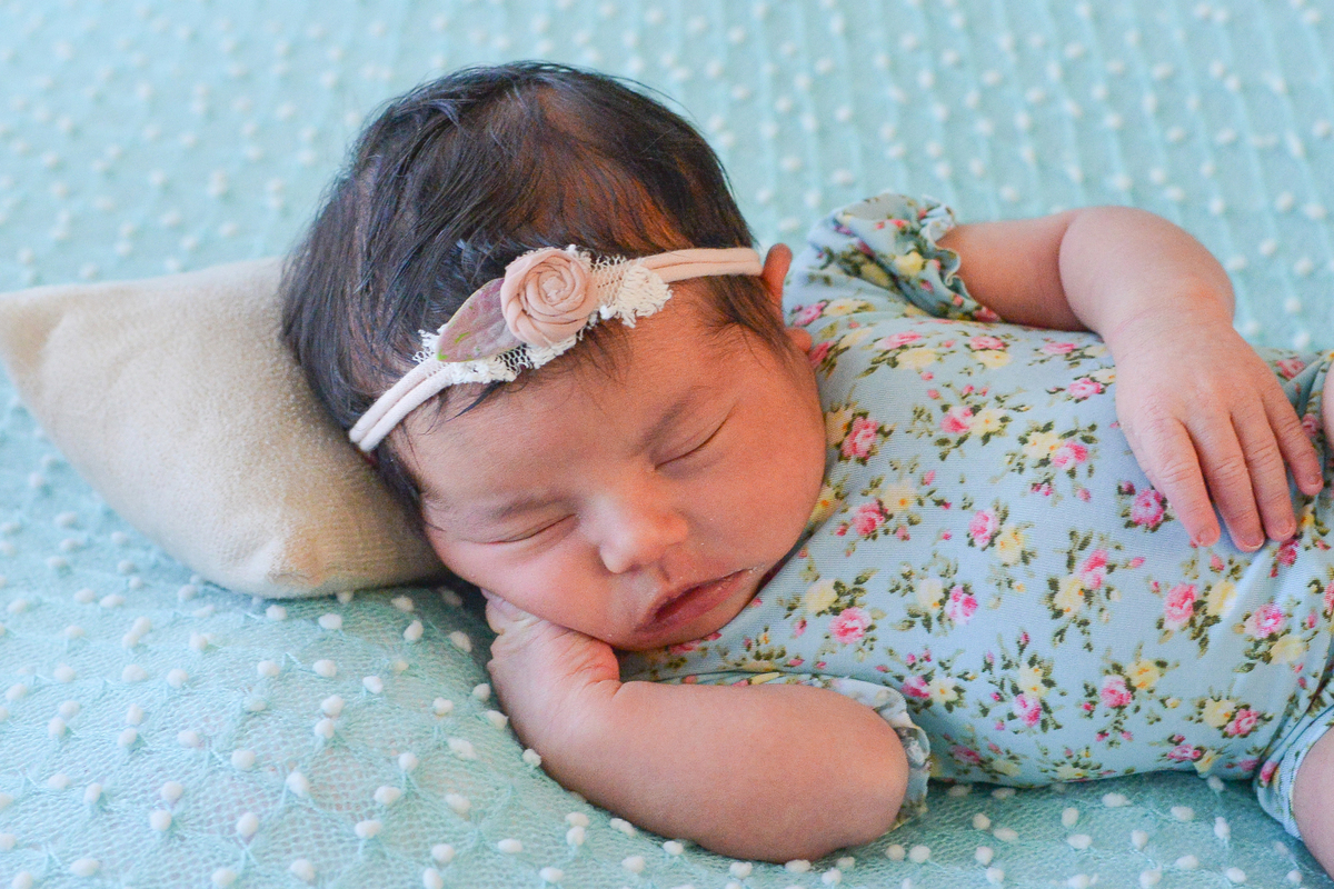 ensaio fotografico newborn feito em estudio em Maringá, recem nascida  clarinha