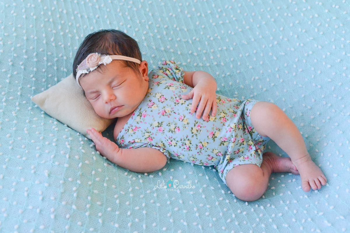 ensaio fotografico newborn feito em estudio em Maringá, recem nascida  verdinho