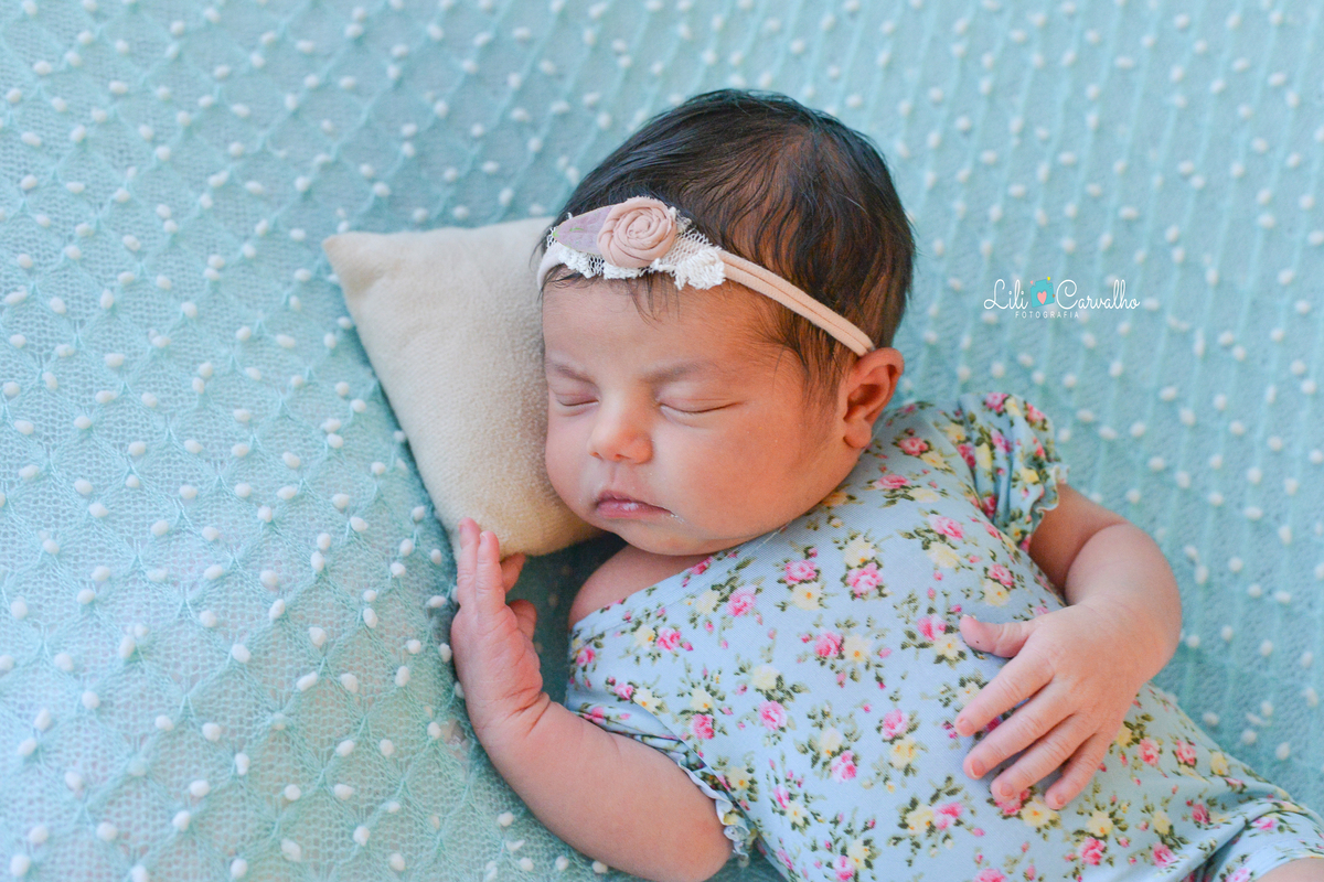 ensaio fotografico newborn feito em estudio em Maringá, recem nascida  de ladinho, de verde