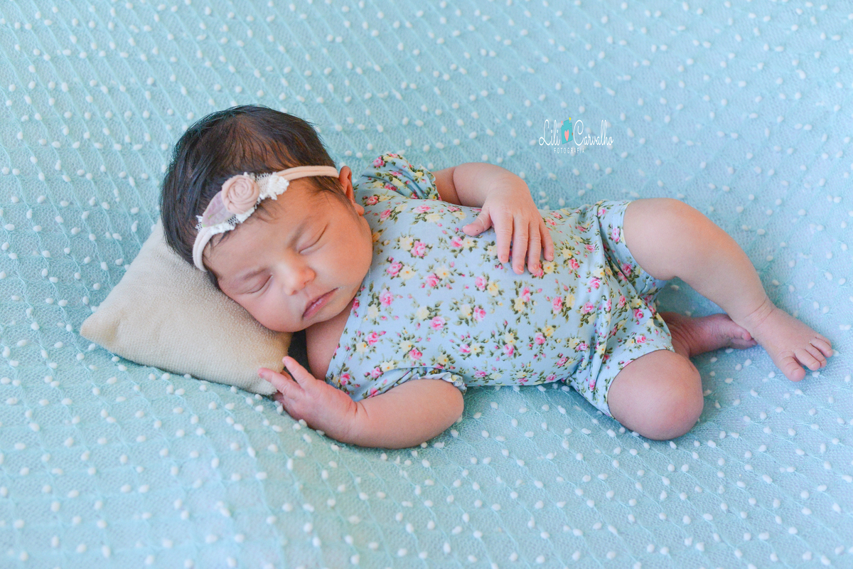 ensaio fotografico newborn feito em estudio em Maringá, recem nascida  dormindo de verdinho 