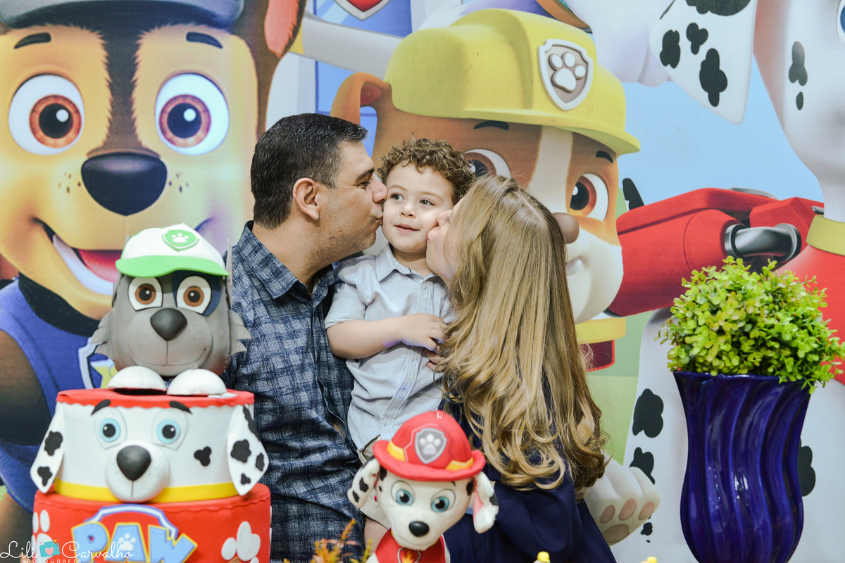 fotografia de aniversario infantil em Maringa beijo no aniversariante 