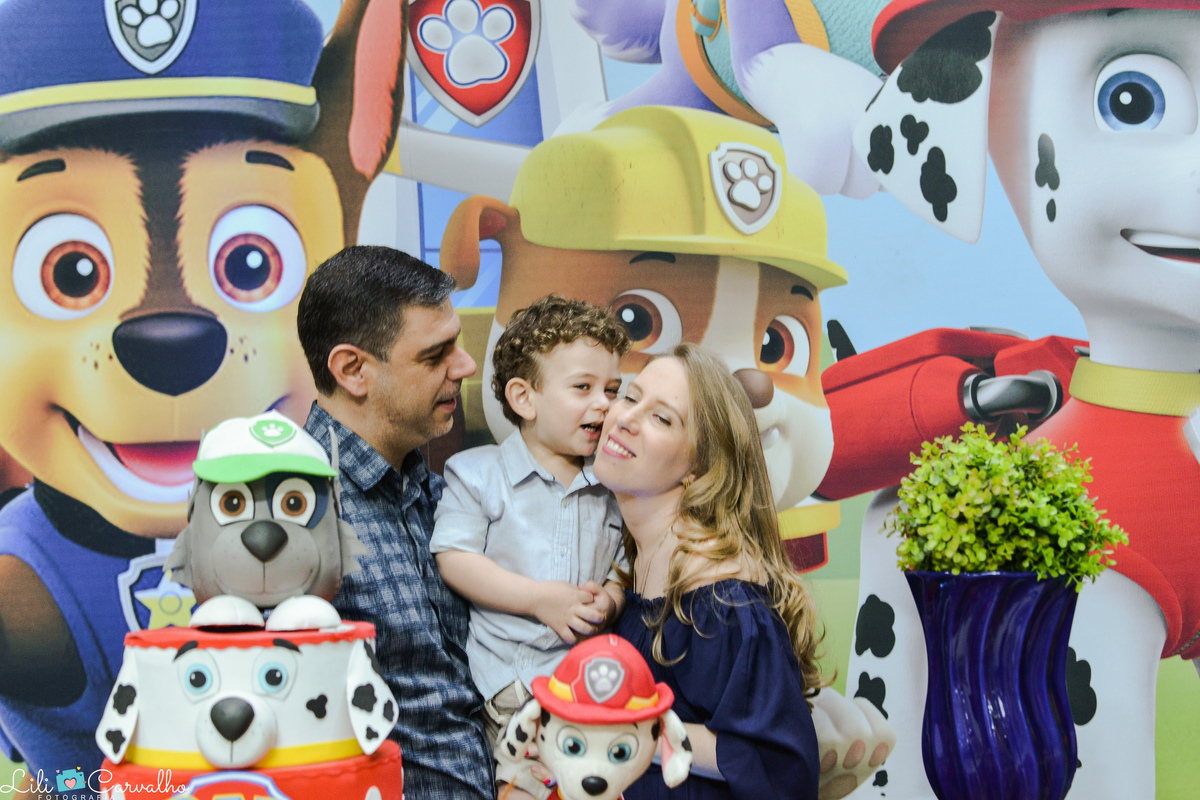fotografia de aniversario infantil em Maringa beijo na mae