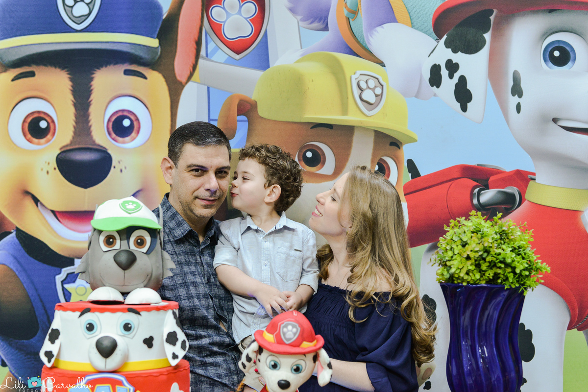 fotografia de aniversario infantil em Maringa beijo no pai 