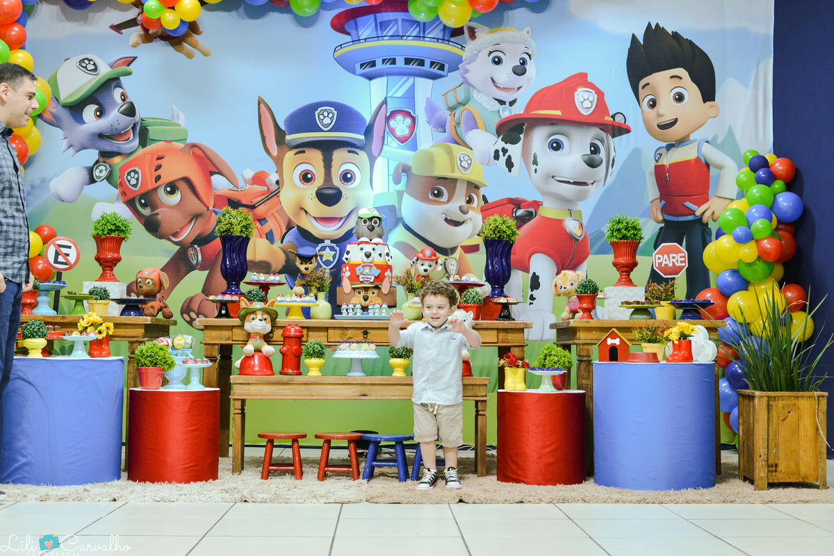 fotografia de aniversario infantil em Maringa pulando 