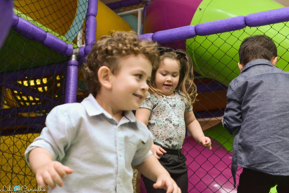fotografia de aniversario infantil em Maringa brincando c amigos 