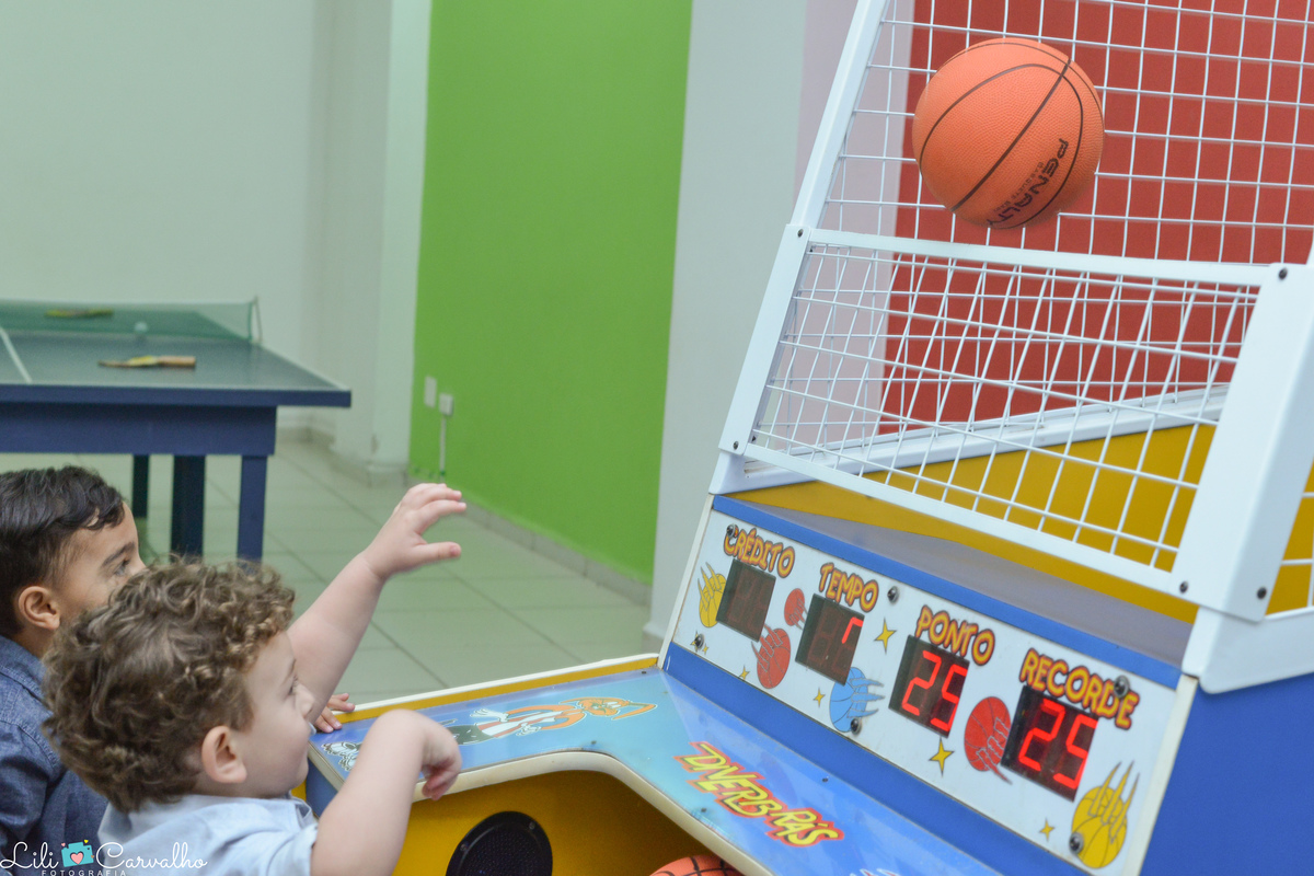 fotografia de aniversario infantil em Maringa jogando basquete 