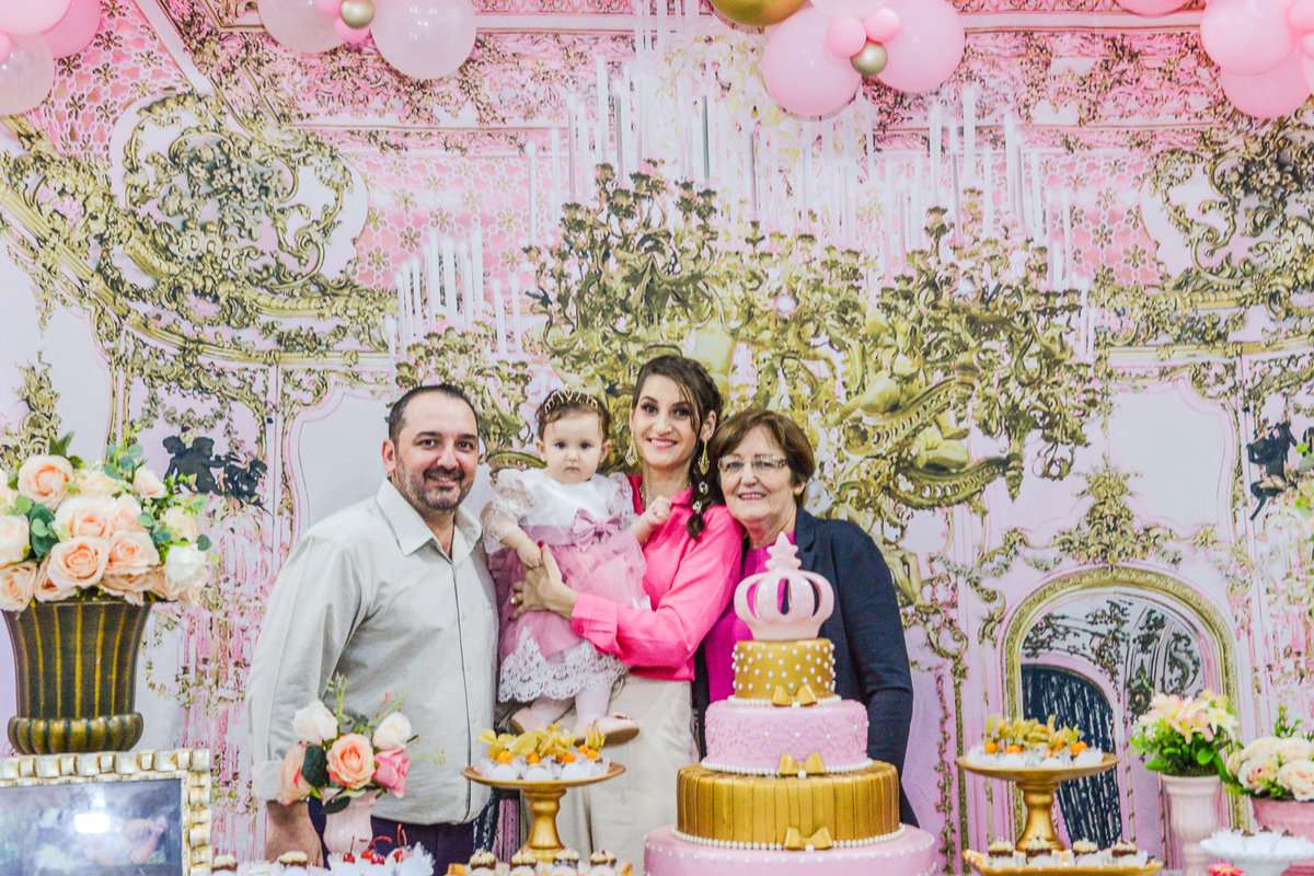 fotografia de aniversario infantil realizado na cidade de Maringá pais e avo 