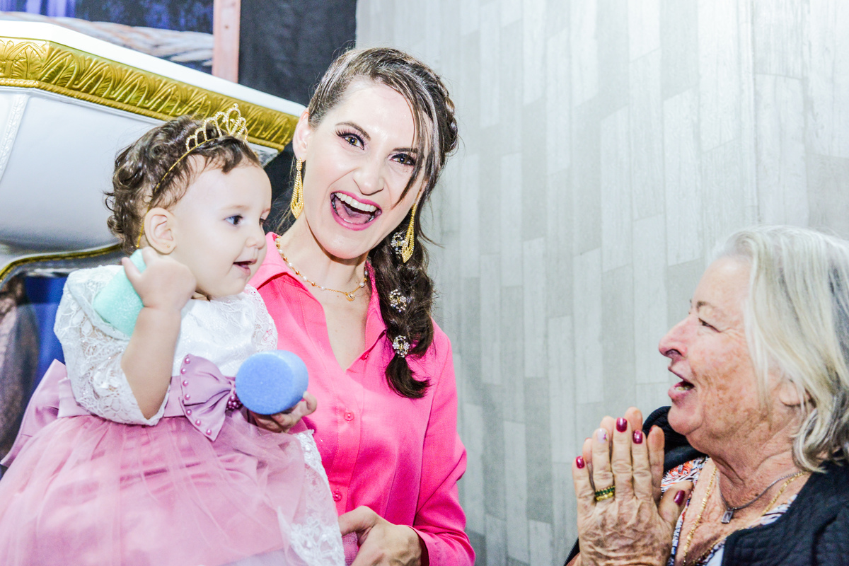 fotografia de aniversario infantil realizado na cidade de Maringá com a mae