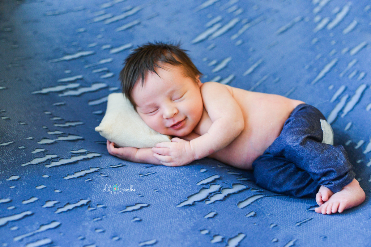 ensaio newborn realizada em estudio em Maringá, recem nascido menino
