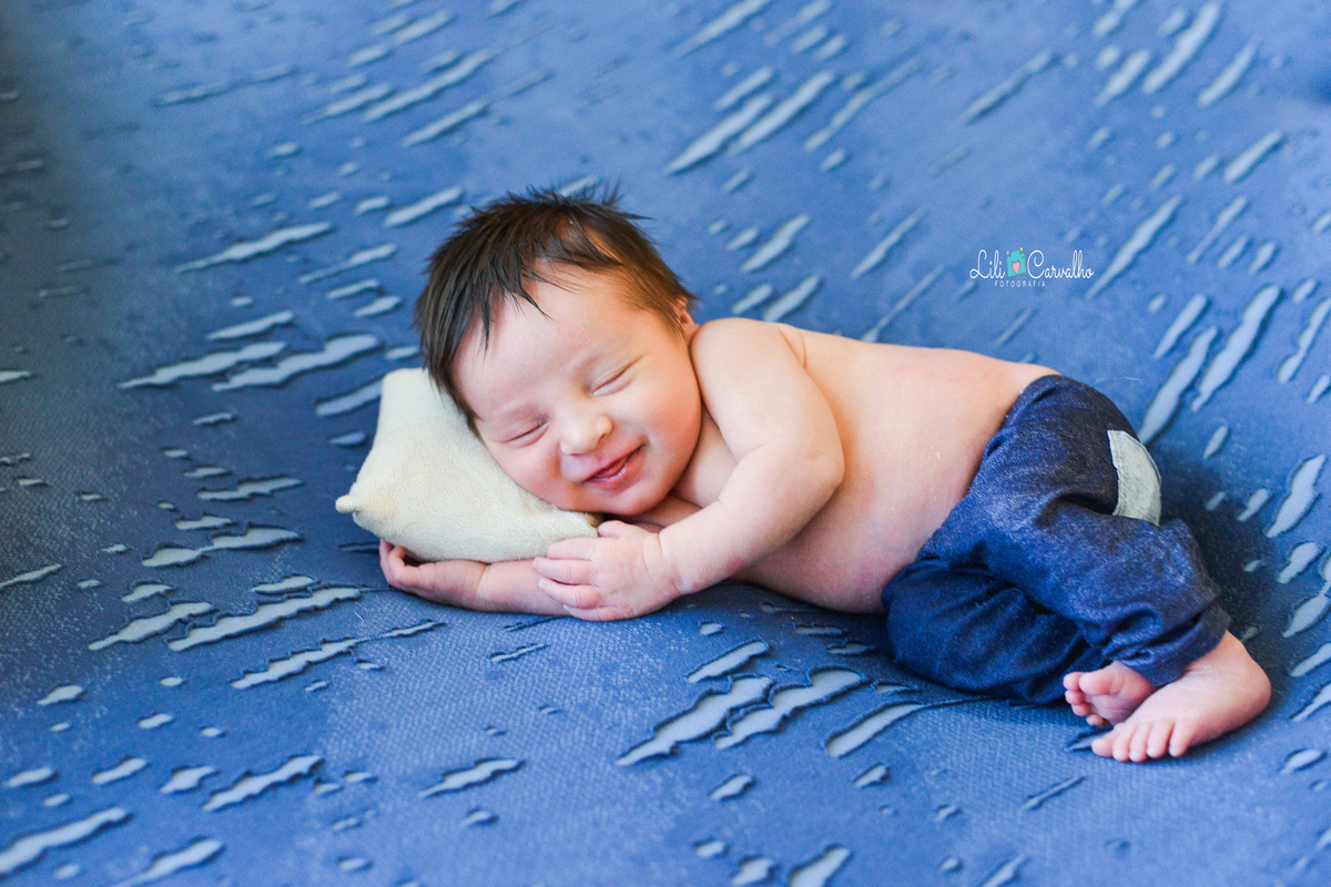 ensaio newborn realizada em estudio em Maringá, recem nascido menino sorriso