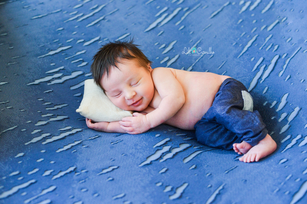 ensaio newborn realizada em estudio em Maringá, recem nascido menino puff