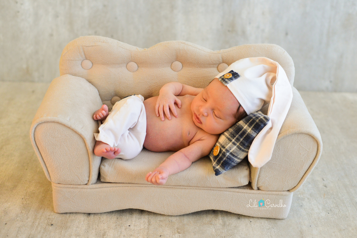 ensaio newborn realizada em estudio em Maringá, recem nascido menino sofazinho claro