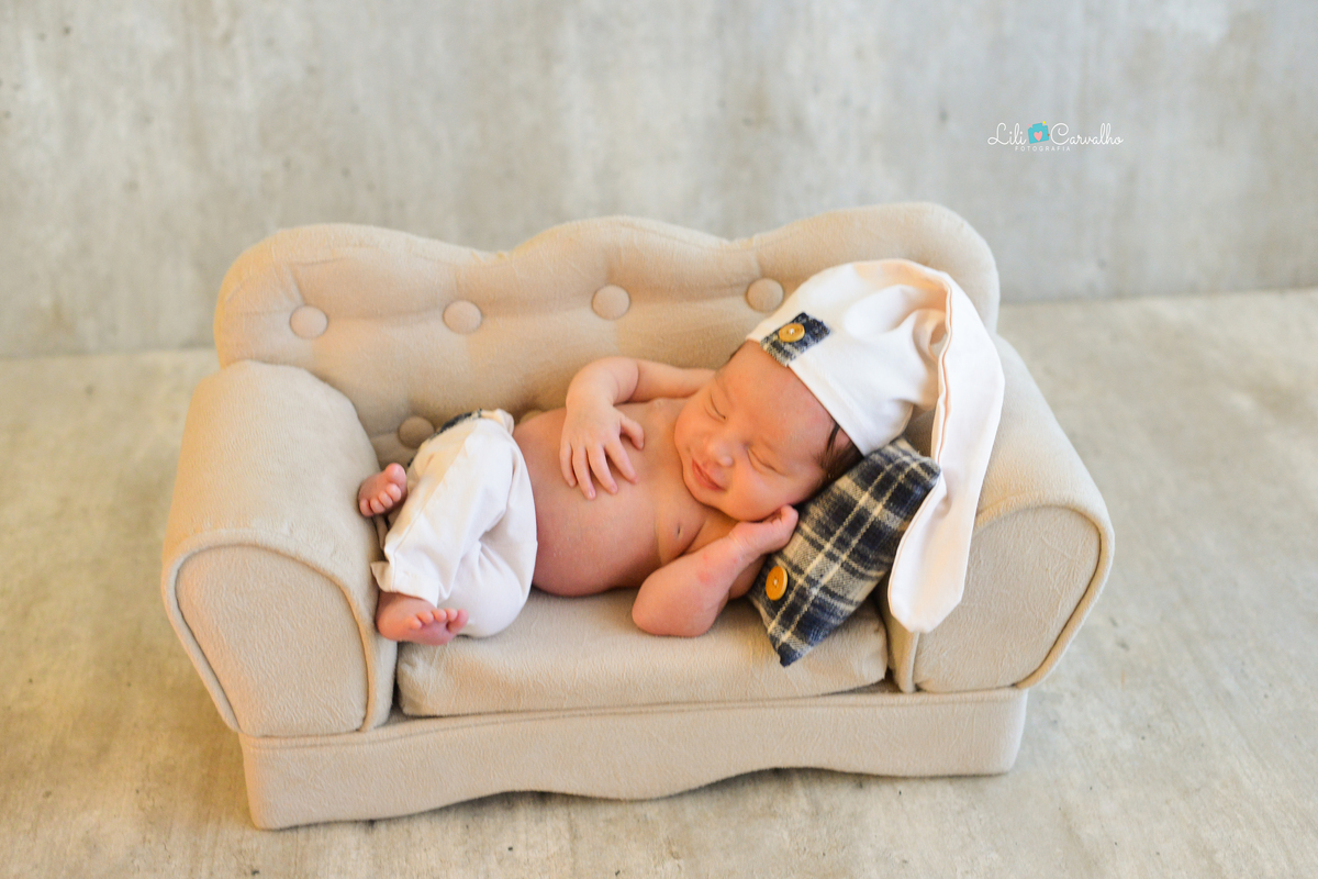 ensaio newborn realizada em estudio em Maringá, recem nascido menino