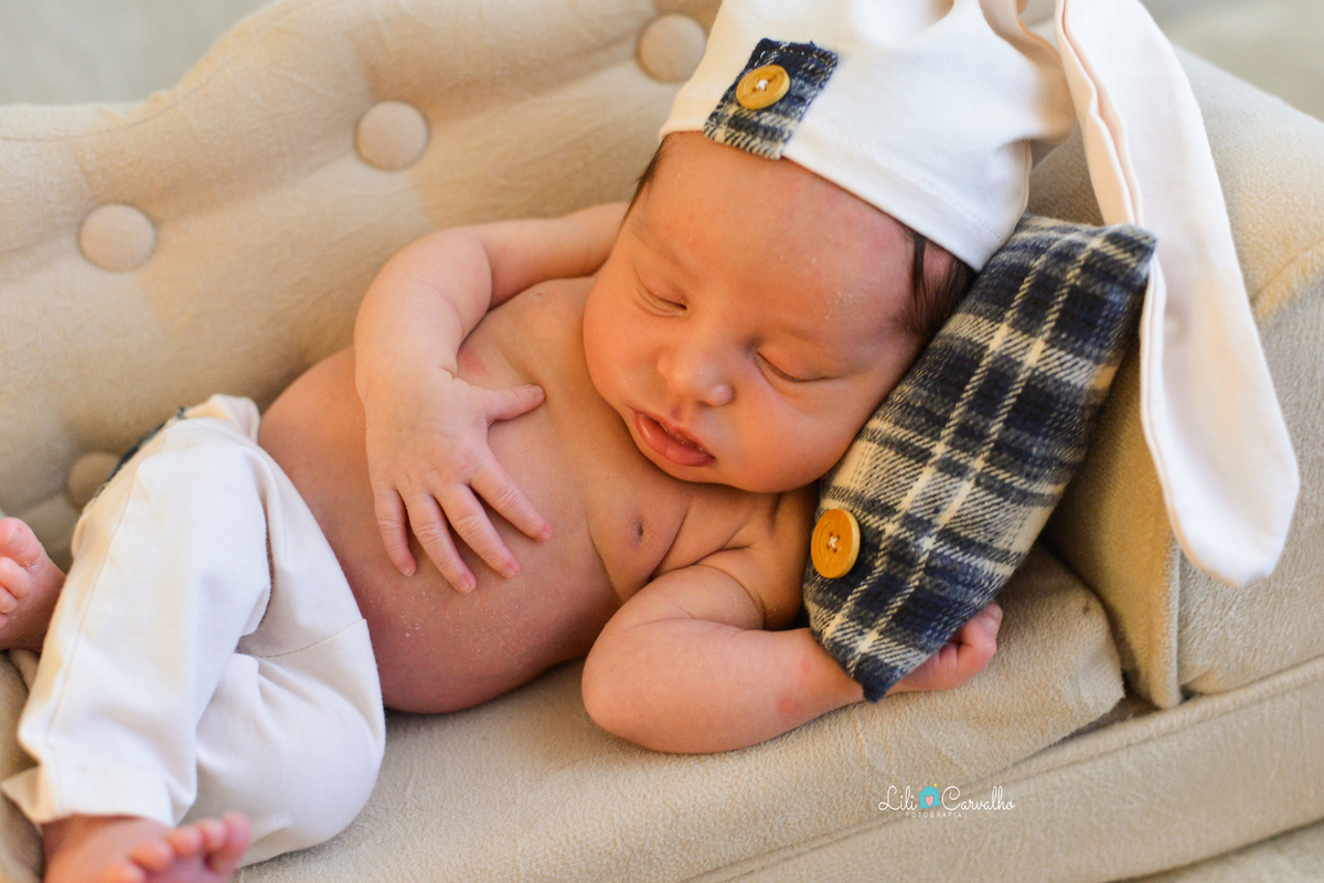 ensaio newborn realizada em estudio em Maringá, recem nascido menino barriguinha