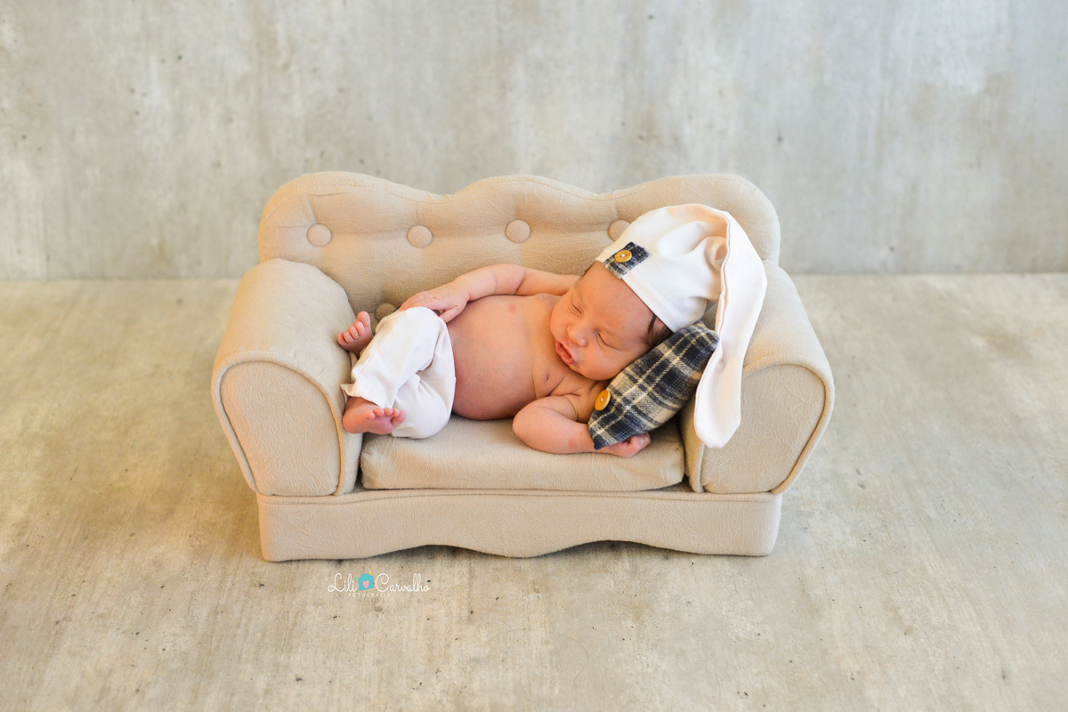 ensaio newborn realizada em estudio em Maringá, recem nascido menino touca