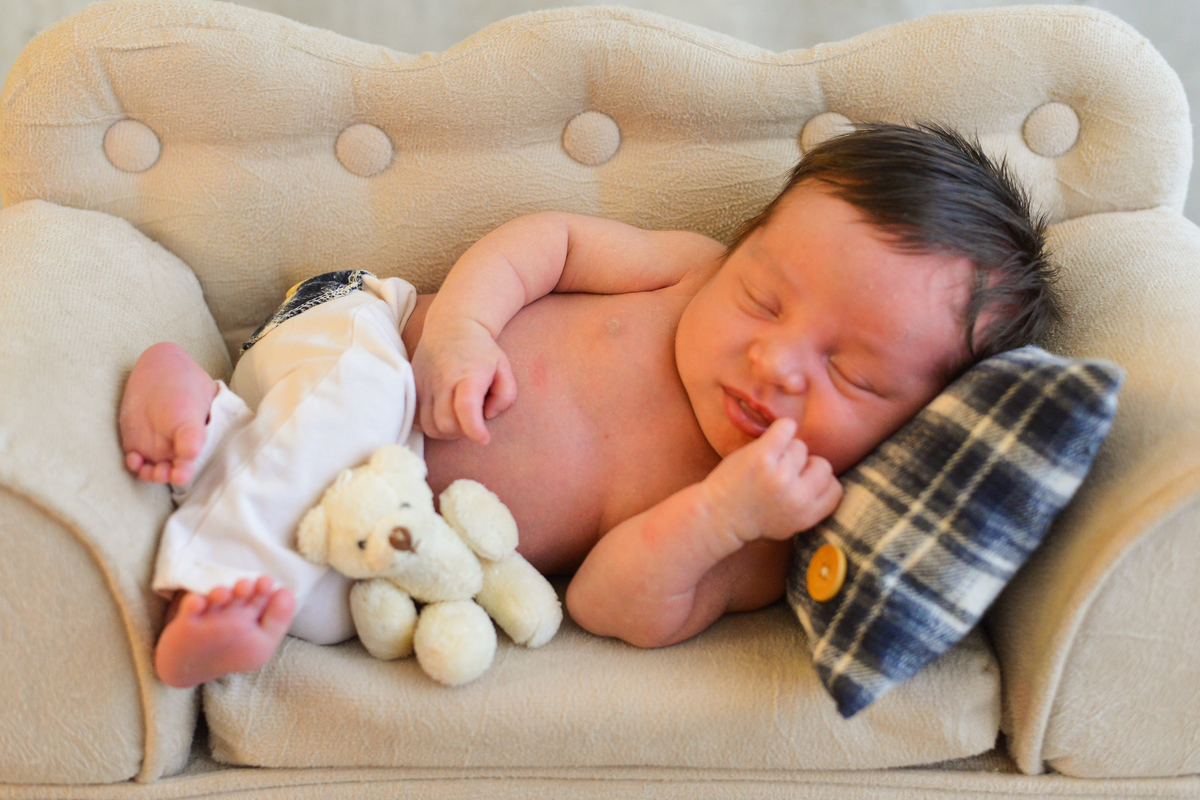 ensaio newborn realizada em estudio em Maringá, recem nascido menino, sofazinho