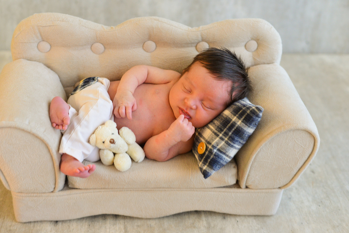 ensaio newborn realizada em estudio em Maringá, recem nascido menino deitadinho