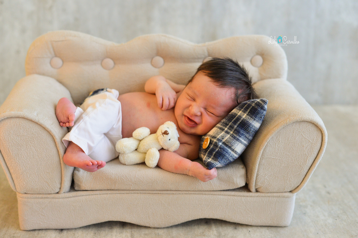 ensaio newborn realizada em estudio em Maringá, recem nascido menino caretinha 