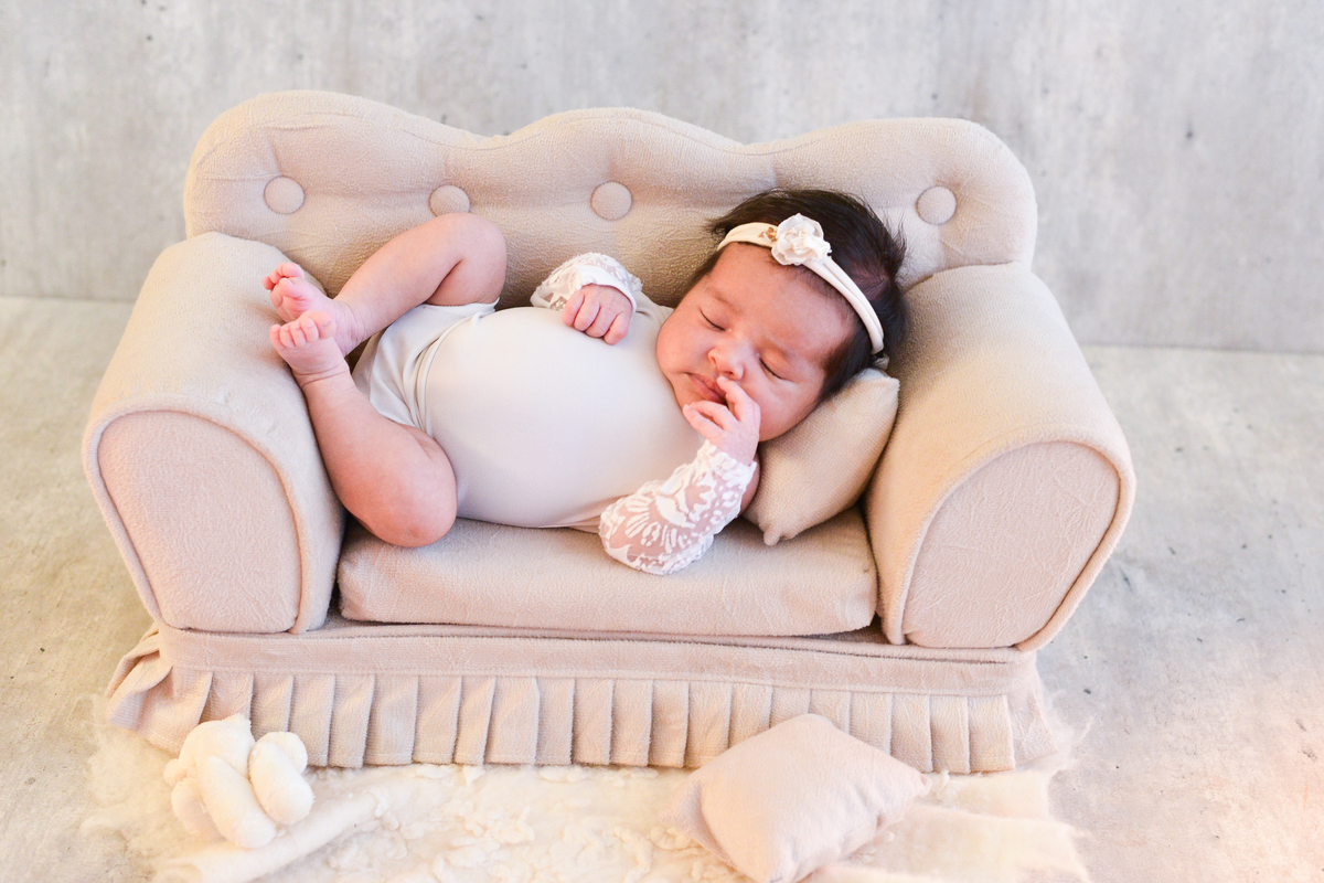 fotografia de bebê no ensaio newborn, estudio, sofazinho