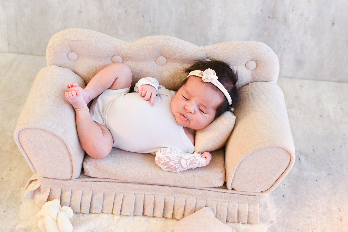 fotografia de bebê no ensaio newborn, estudio,  deitado 