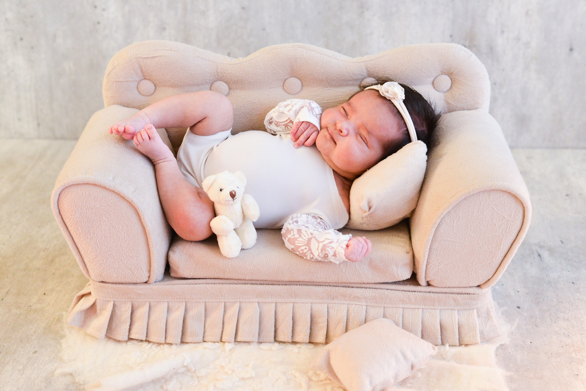 fotografia de bebê no ensaio newborn, estudio,  olhando para cima 