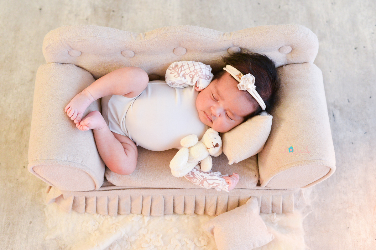 fotografia de bebê no ensaio newborn, estudio,  ursinho 