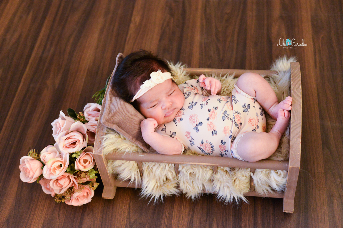 fotografia de bebê no ensaio newborn, estudio,  deitada 