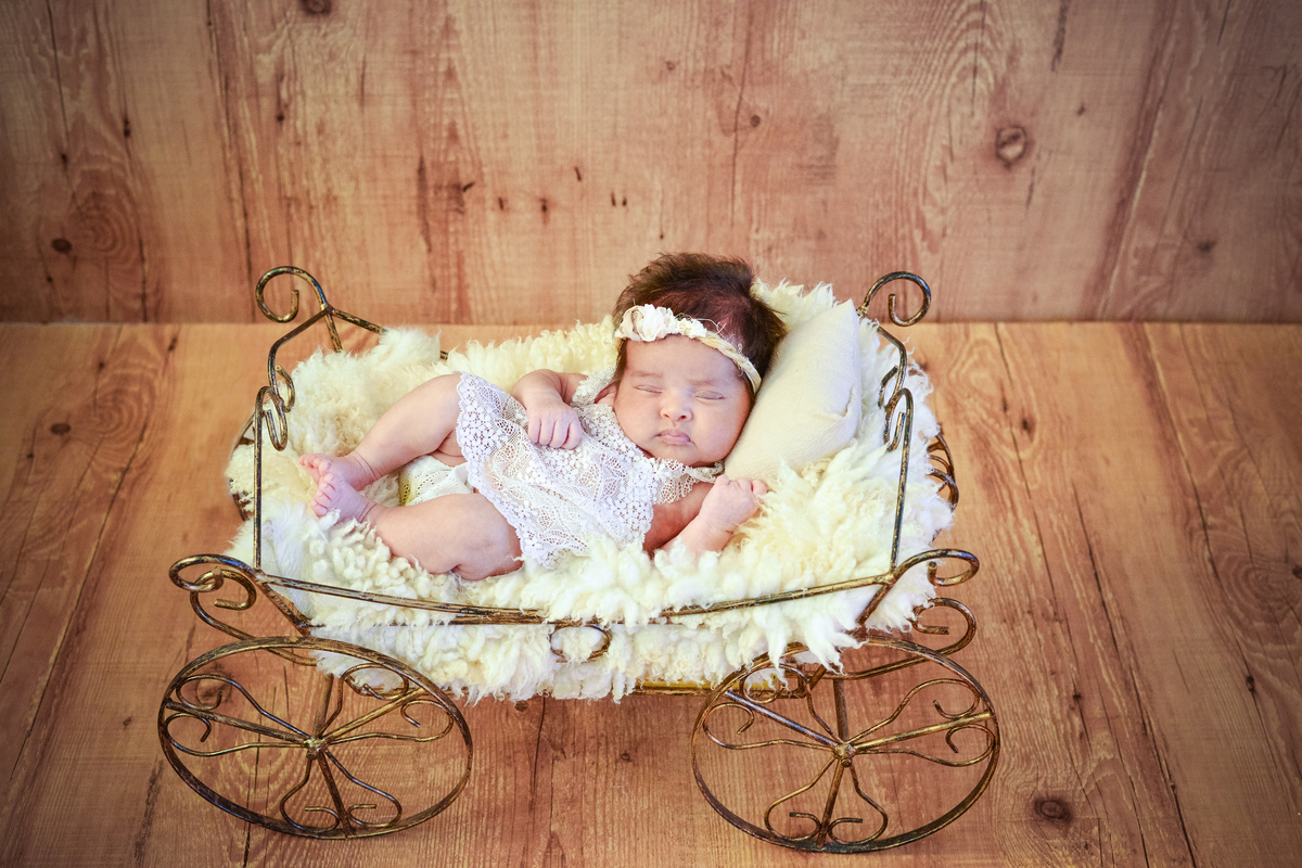 fotografia de bebê no ensaio newborn, estudio,  dormindo feito princesa