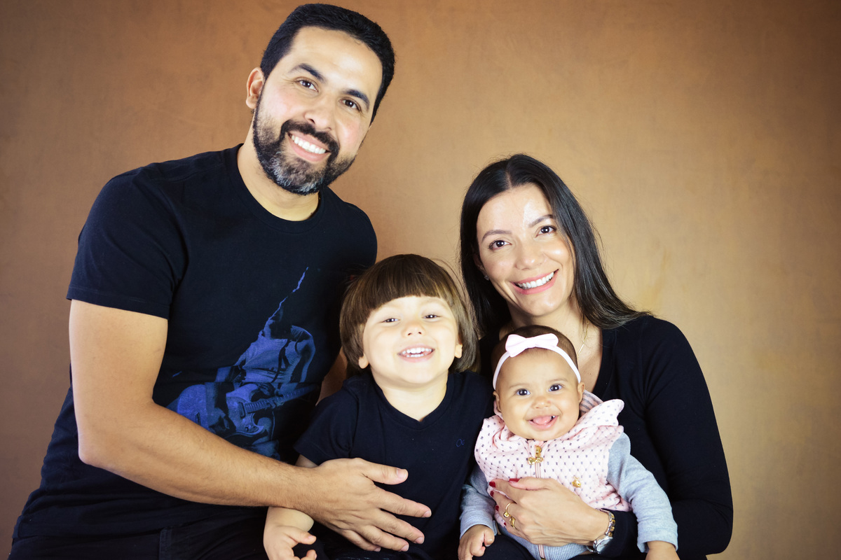 fotografia infantil em estudio em Maringá familia complta 