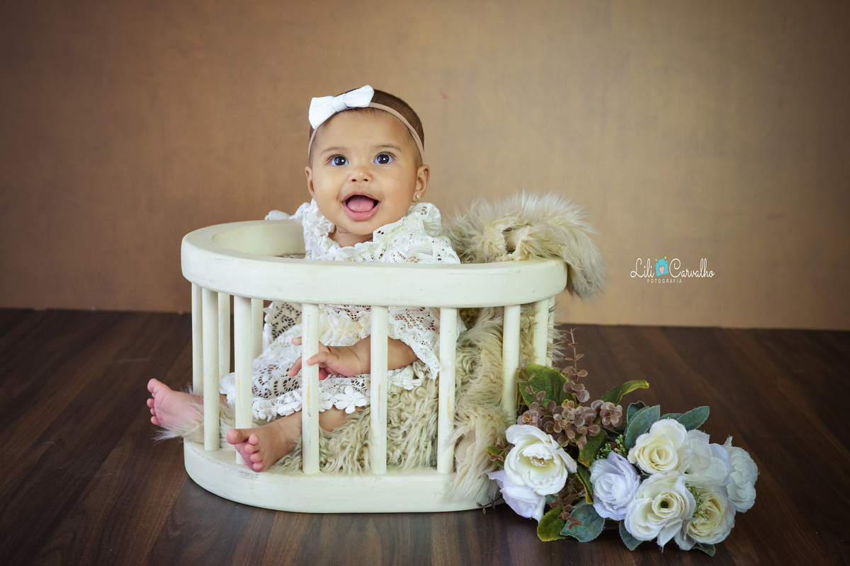 fotografia infantil em estudio em Maringá olhando para cima 