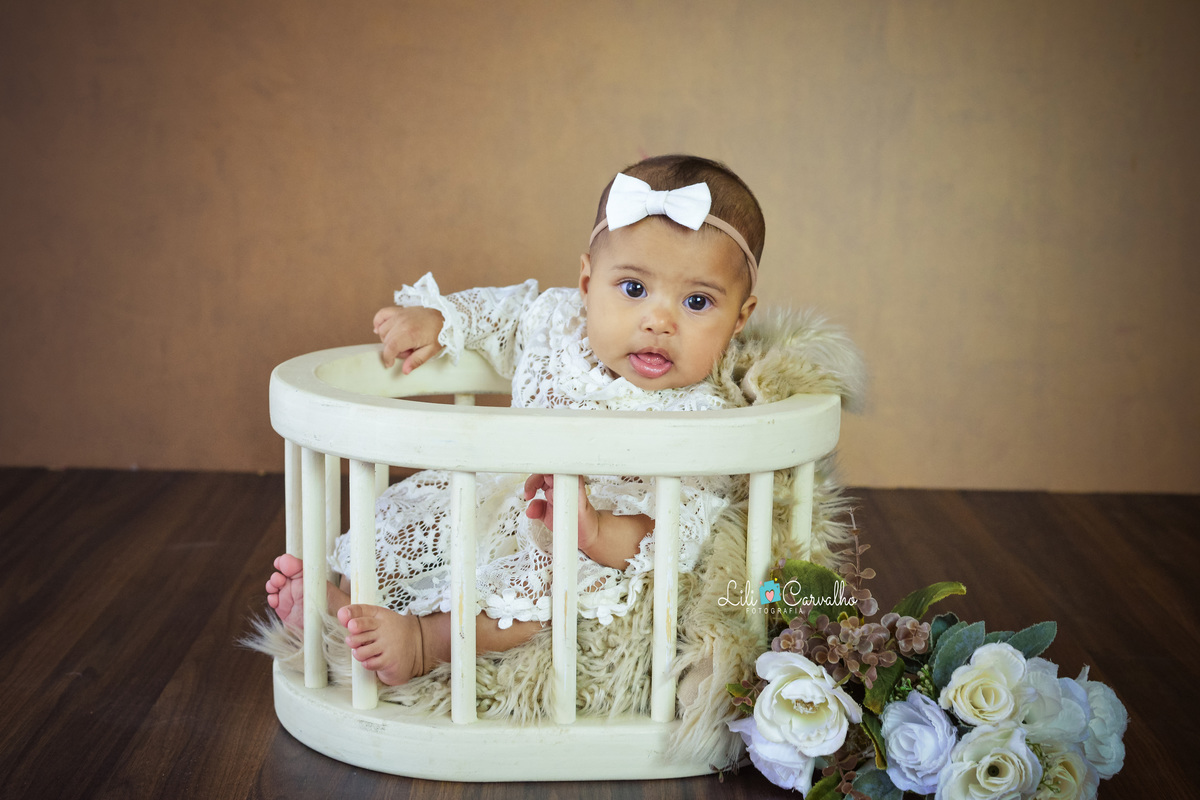 fotografia infantil em estudio em Maringá sentada 