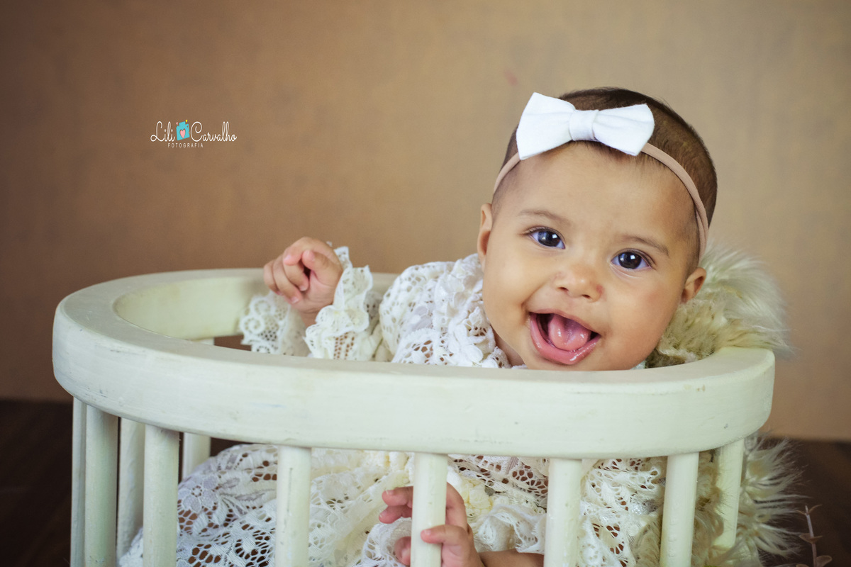fotografia infantil em estudio em Maringá mostrando a lingua