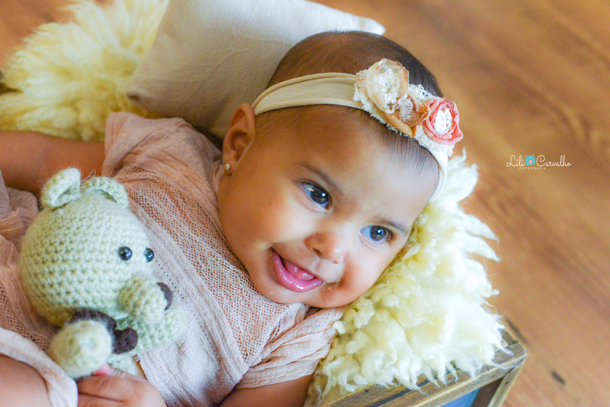 fotografia infantil em estudio em Maringá olhando para o lado