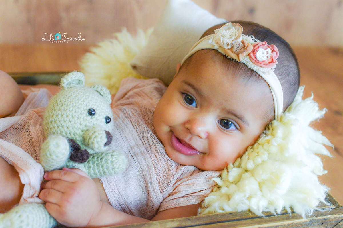 fotografia infantil em estudio em Maringá sorrindo de lado