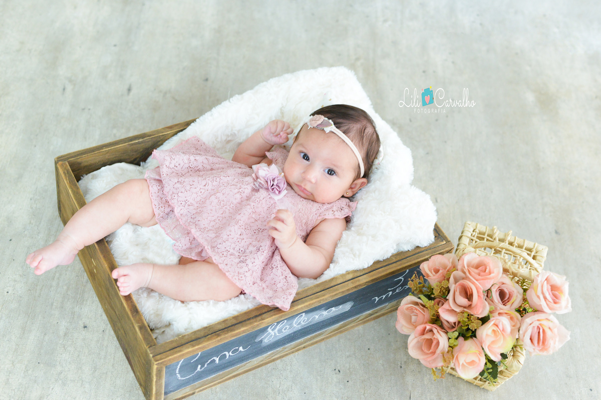 fotografia infantil em estudio em Maringá deitada branco