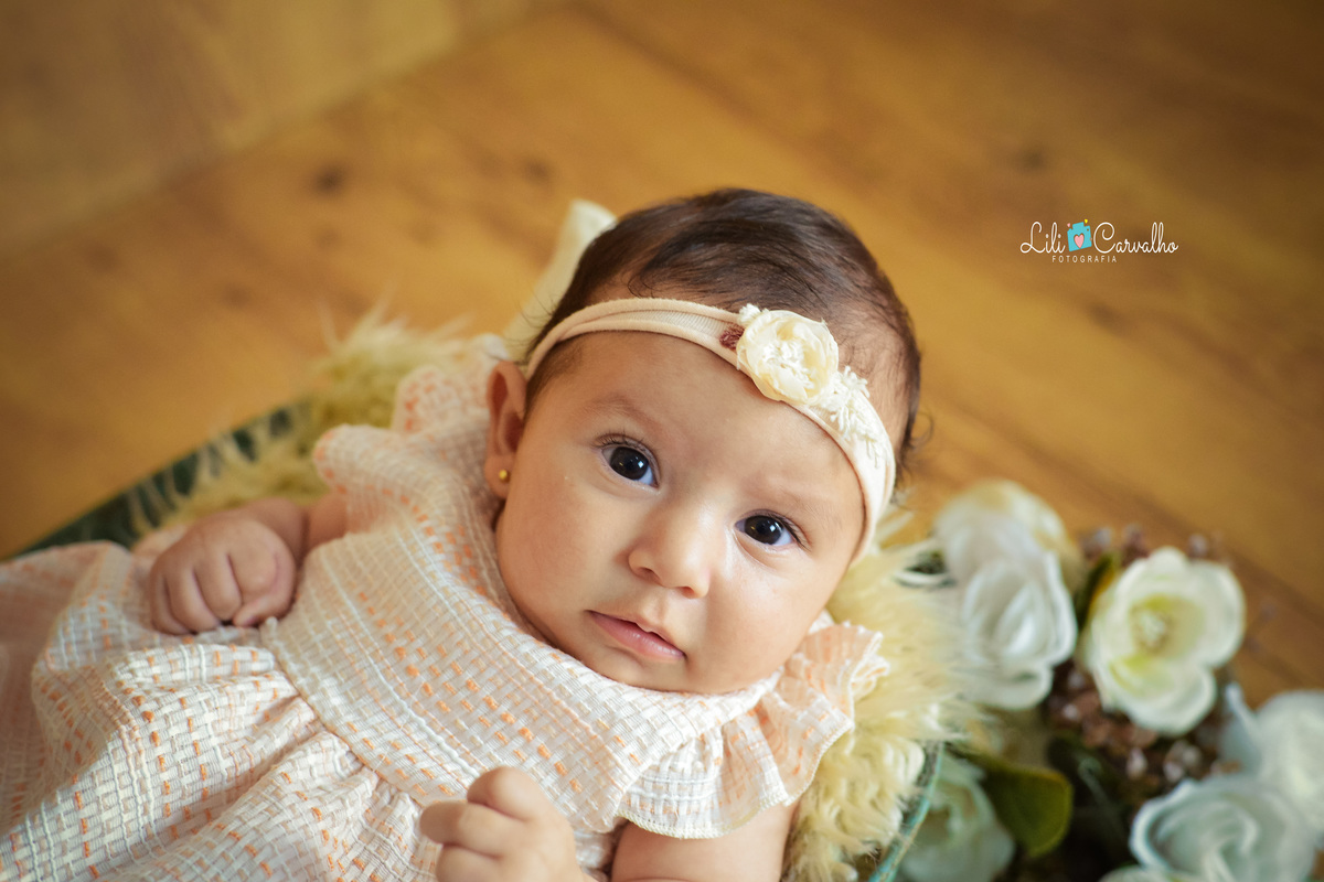 fotografia infantil em estudio em Maringá mao fechada 